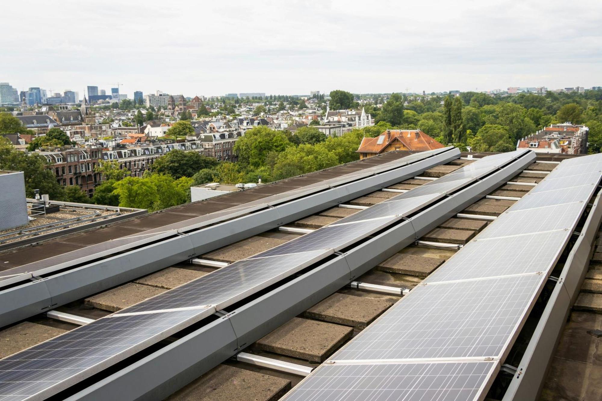 Amsterdam Marriott Hotel Exterior foto Solar panels on the roof of the building