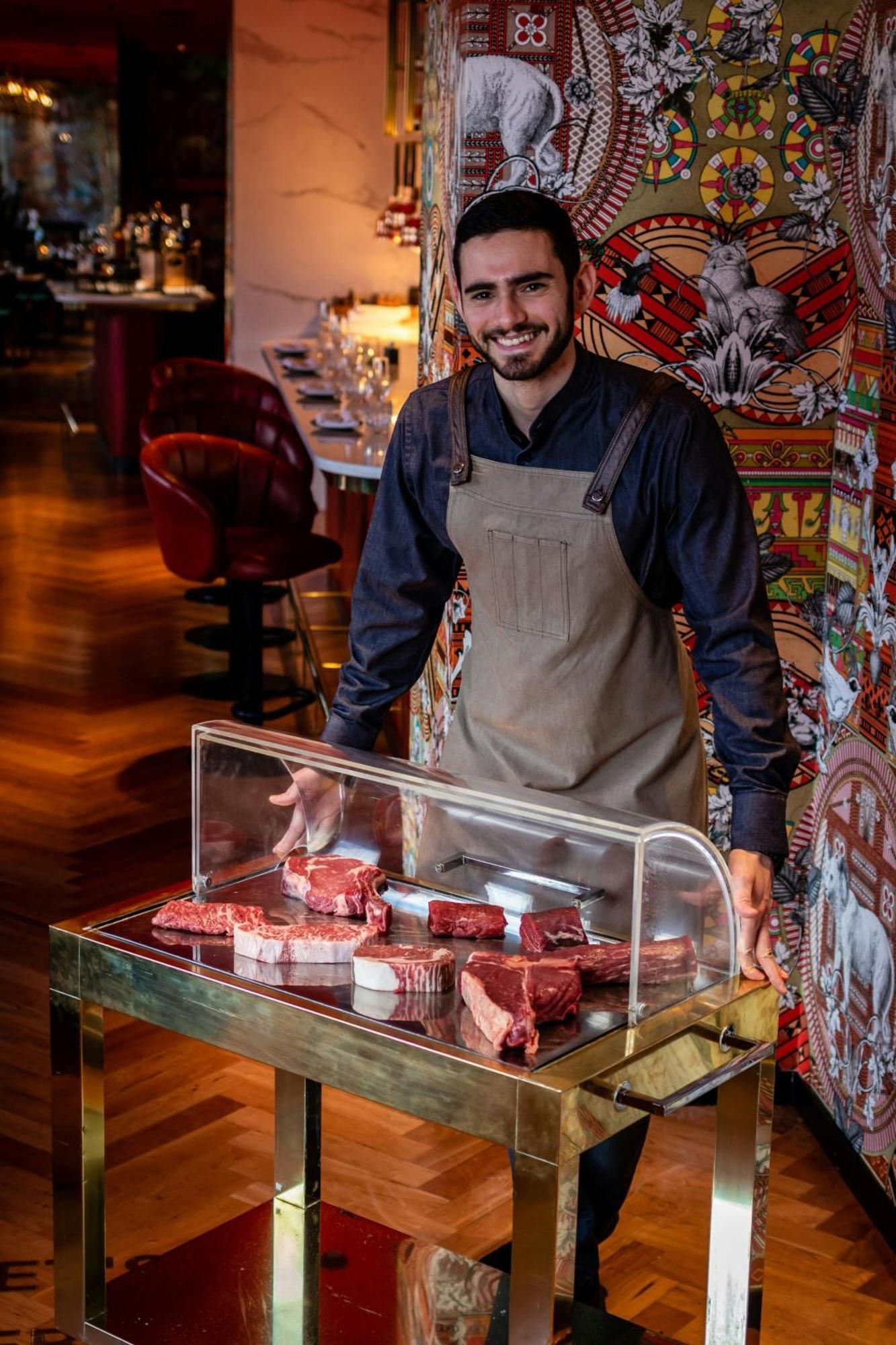 Amsterdam Marriott Hotel Exterior foto A butcher at work