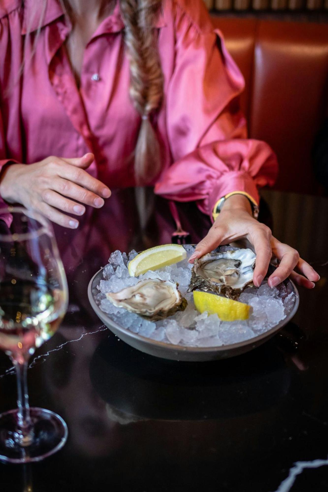 Amsterdam Marriott Hotel Exterior foto Oysters on ice